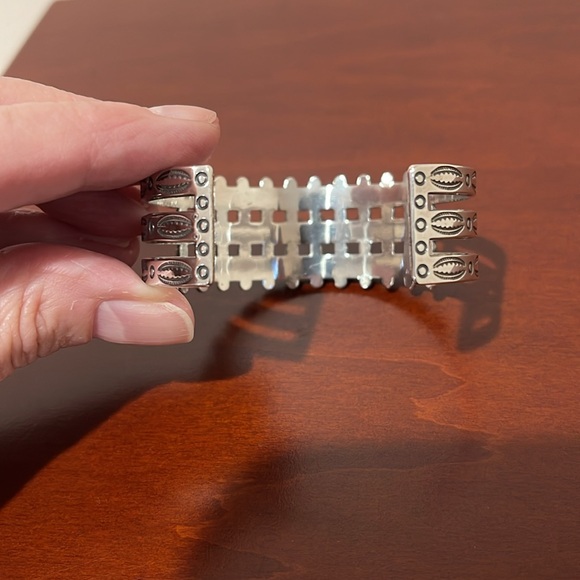 Beautiful Vintage Sterling Silver and Green Opaque Stone Cuff Bracelet - Picture 9 of 10